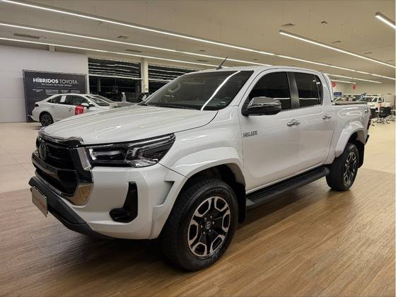 TOYOTA HILUX 2.8 D-4D TURBO DIESEL CD SRX PLUS 4X4 AUTOMÁTICO